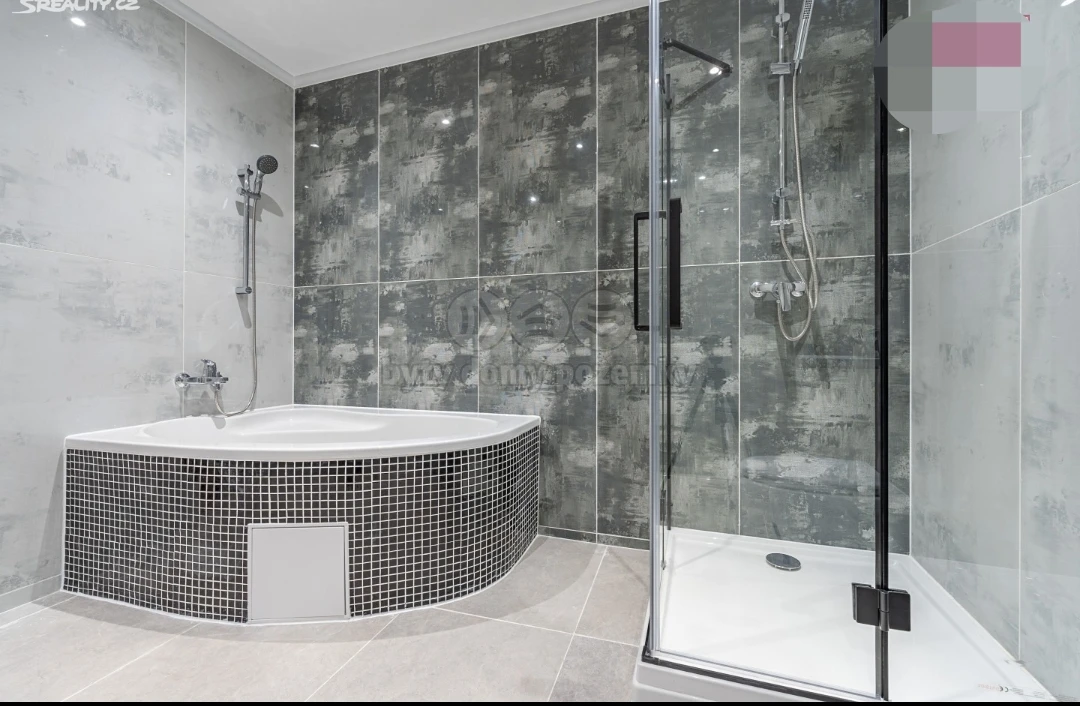 Moderní koupelna s rohovou vanou a sprchovým koutem