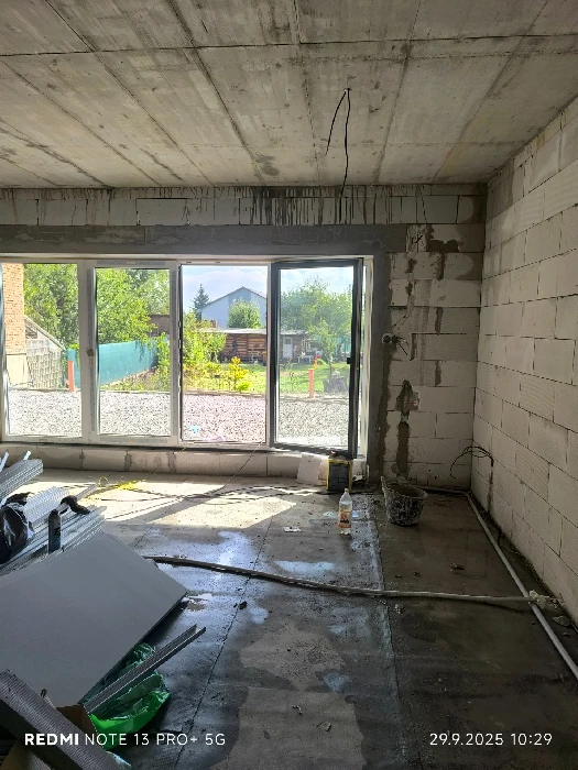 Hrubá stavba – interiér s panoramatickým oknem