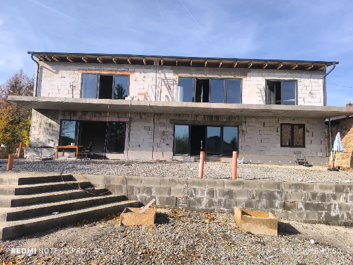 Novostavba rodinného domu – hrubá stavba s velkoformátovými okny